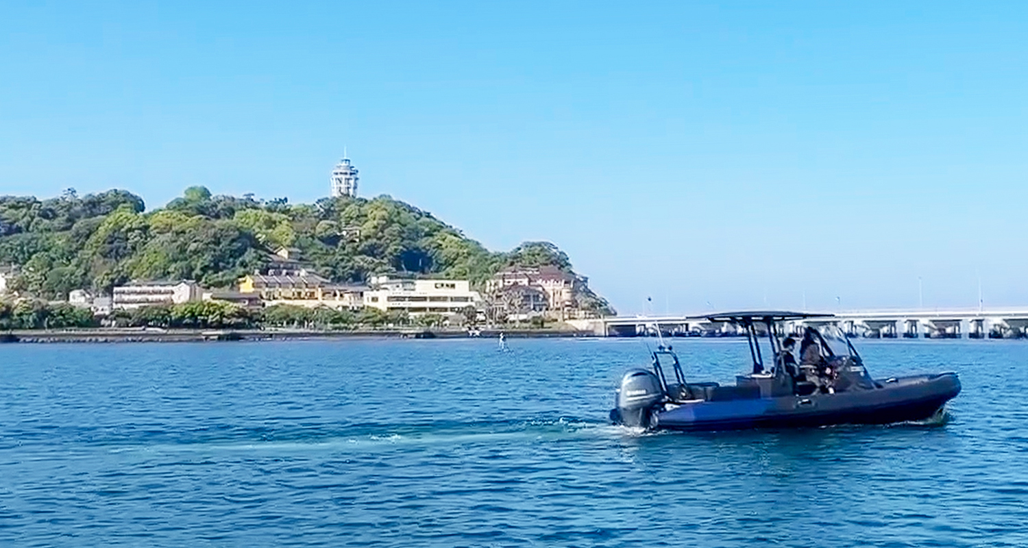 江ノ島でクルージング体験を楽しむお客様のイメージ