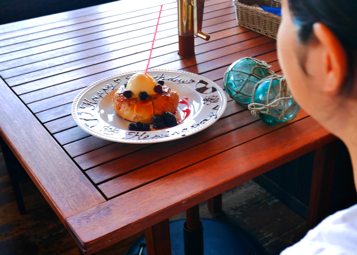 湘南・江ノ島の海の見えるオーシャンビューカフェで女子会や江の島デート、誕生日で人気のサプライズ「バースデープレート」。大切な人と仲良く食べることもできます。